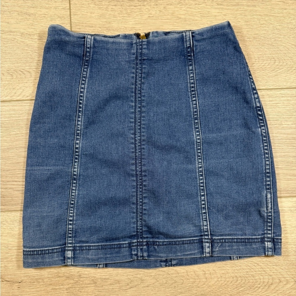 FREE PEOPLE - MODERN FEMME NOVELTY MINI DENIM SKIRT size 2 women’s light wash